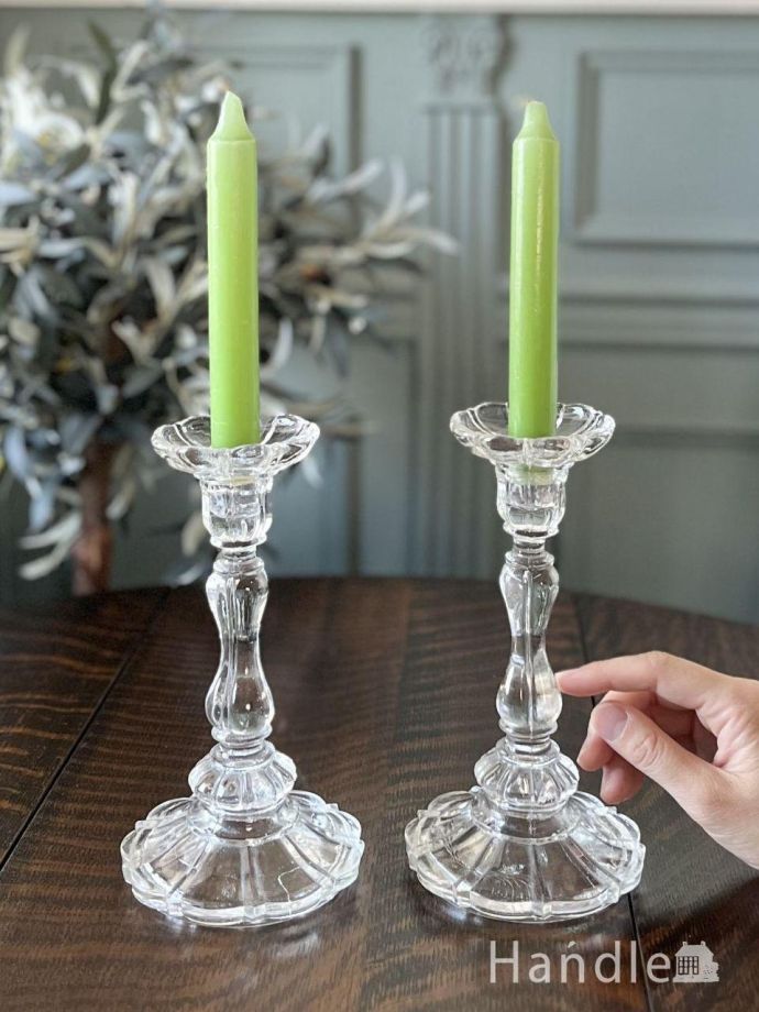 イギリスから届いた美しいアンティークガラスの燭台、プレスドグラスの