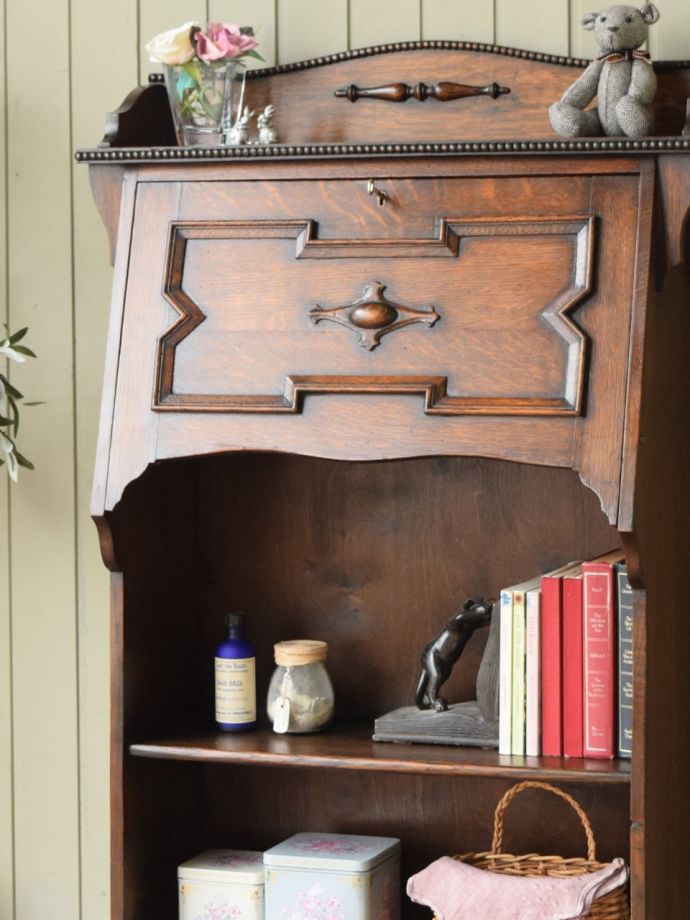 英国アンティークのライティングビューロー、本棚付きのおしゃれな