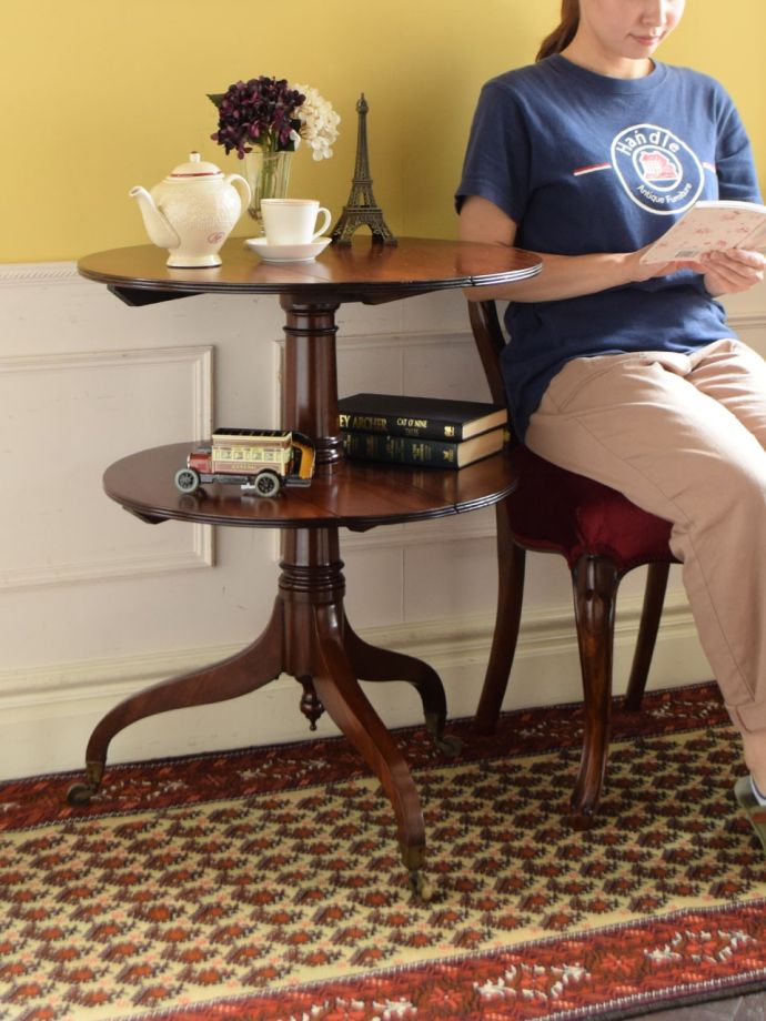 英国アンティークの美しいダムウェイター、拡張式バタフライタイプの2