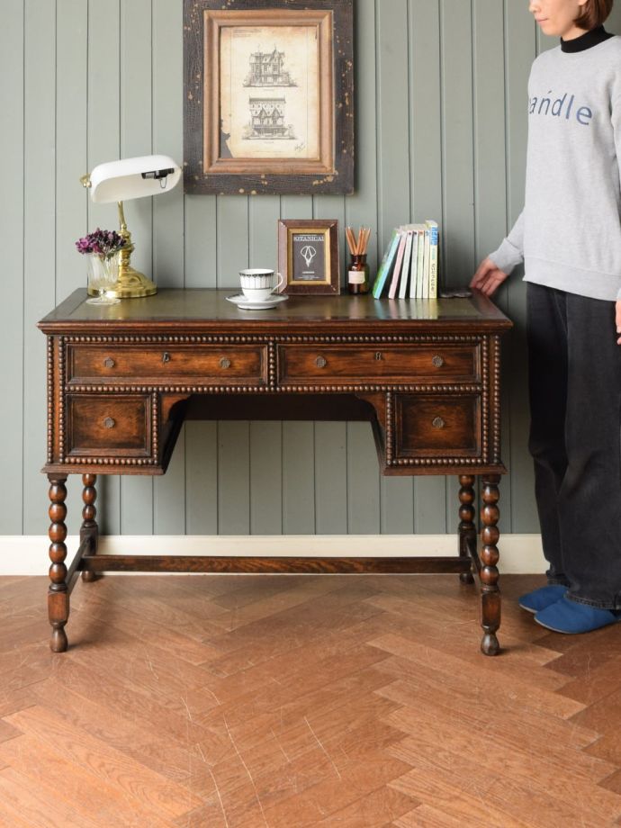 イギリスから届いたアンティークのデスク、ボビンターニングが