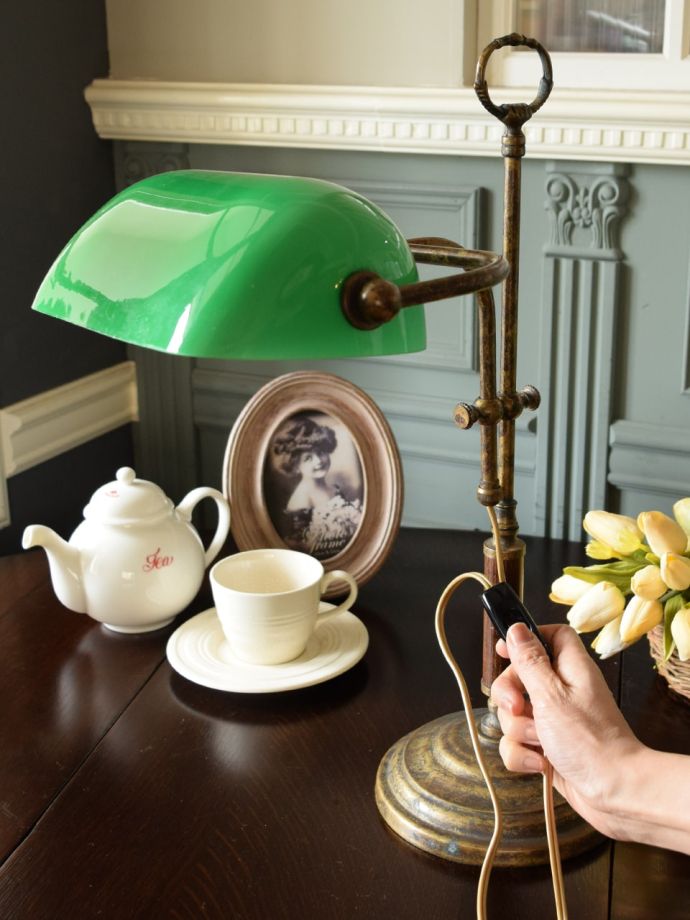 イタリア生まれのアンティーク調テーブルランプ、グリーン色のガラス