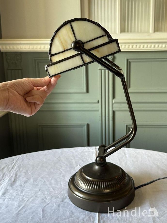 レトロな雰囲気漂うステンドグラスの照明、アンティーク調のおしゃれな