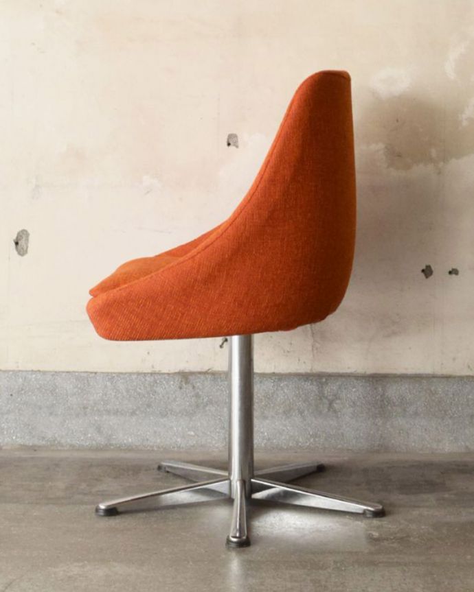 北欧スタイルのビンテージチェア、オレンジ色のカッコいいスピンチェア