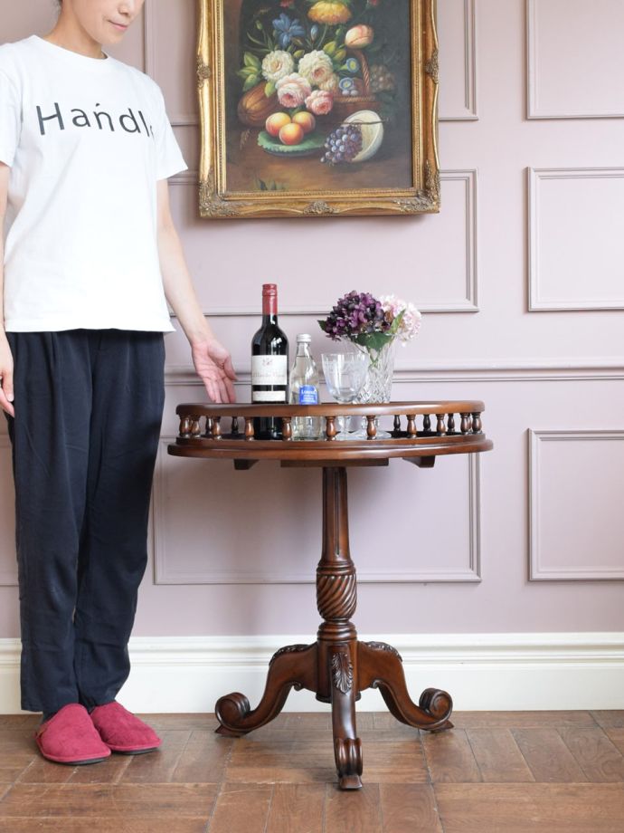 英国アンティーク調のサイドテーブル、天板の装飾がおしゃれなワイン