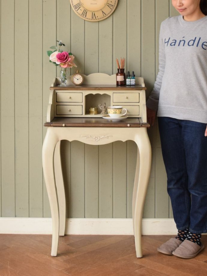 フランスアンティーク調の可愛い机、シャビーシックなコンパクトデスク
