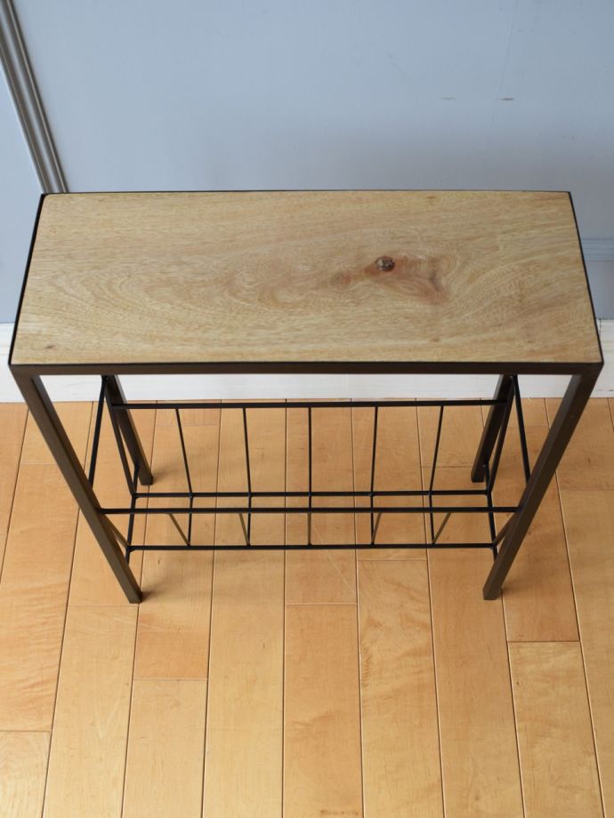 アンティーク風に仕上げた家具、アイアン製マガジンラックテーブル(y