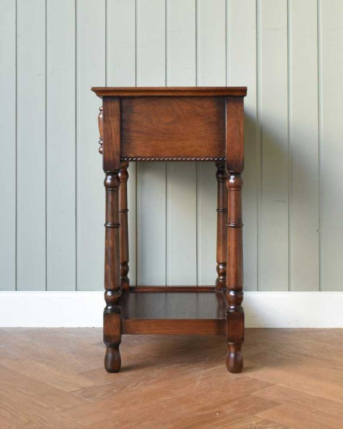 英国アンティーク風の家具、引き出し付きのサイドテーブル（電話台）(y