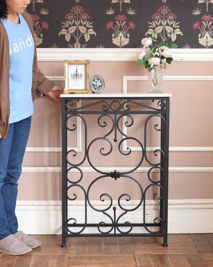 アンティーク風のテーブル、大理石天板✕アイアンのおしゃれな