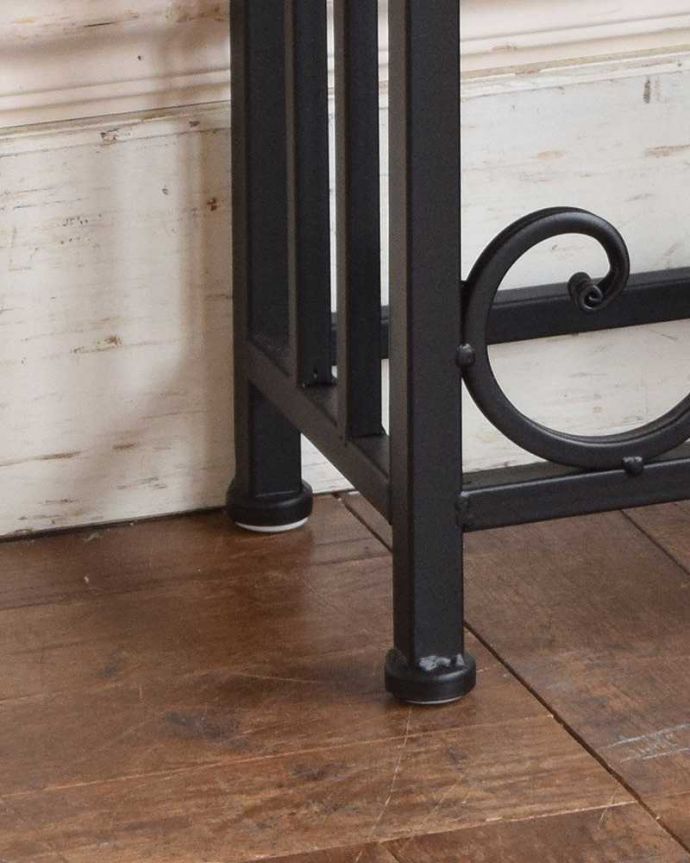 アンティーク風のテーブル、大理石天板✕アイアンのおしゃれな