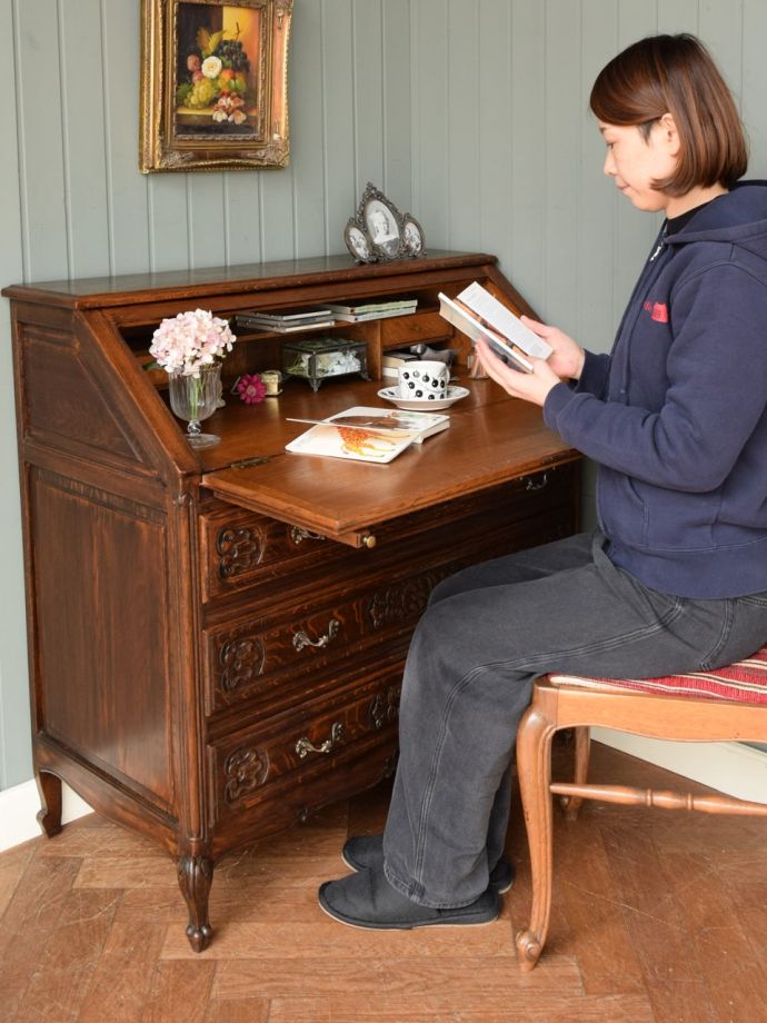 フランスで見つけた引き出し付き収納デスク、浮彫が美しいアンティーク