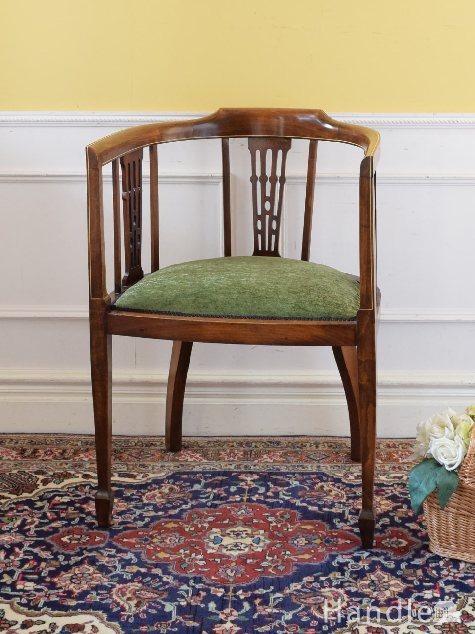 ウォールナット材のアンティークの椅子、透かし彫りが美しいバルーン