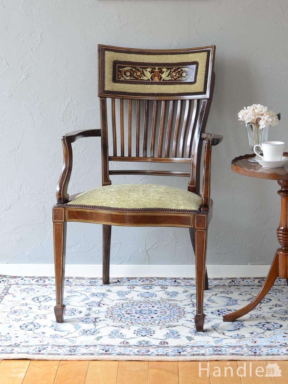 英国から届いたマホガニー材のアンティーク椅子、象嵌が美しいアーム