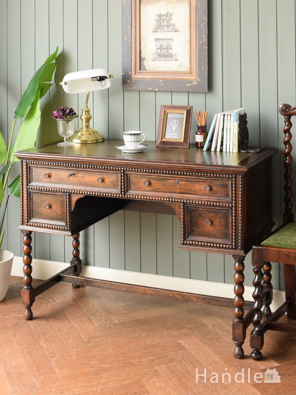 イギリスから届いたアンティークのデスク、ボビンターニングが