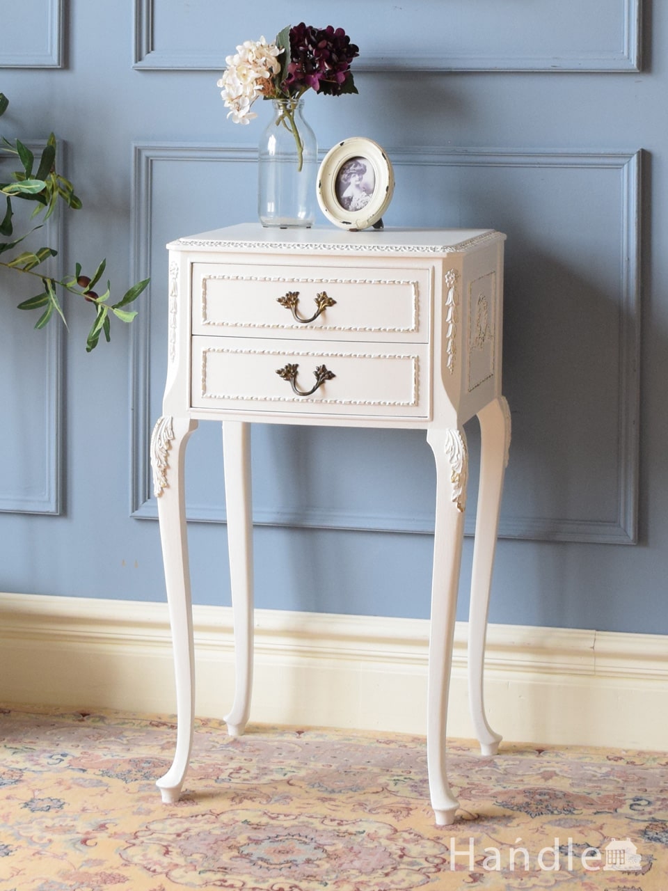 フランスアンティークの小ぶりなサイドチェスト、優雅な猫足のナイト