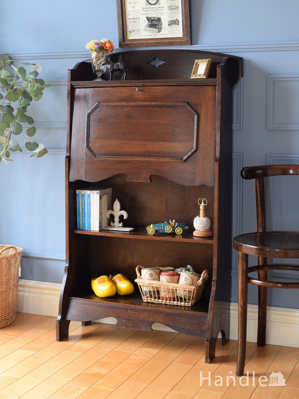 英国アンティークの書斎机、長い猫脚のライティングビューロー(i-035-f