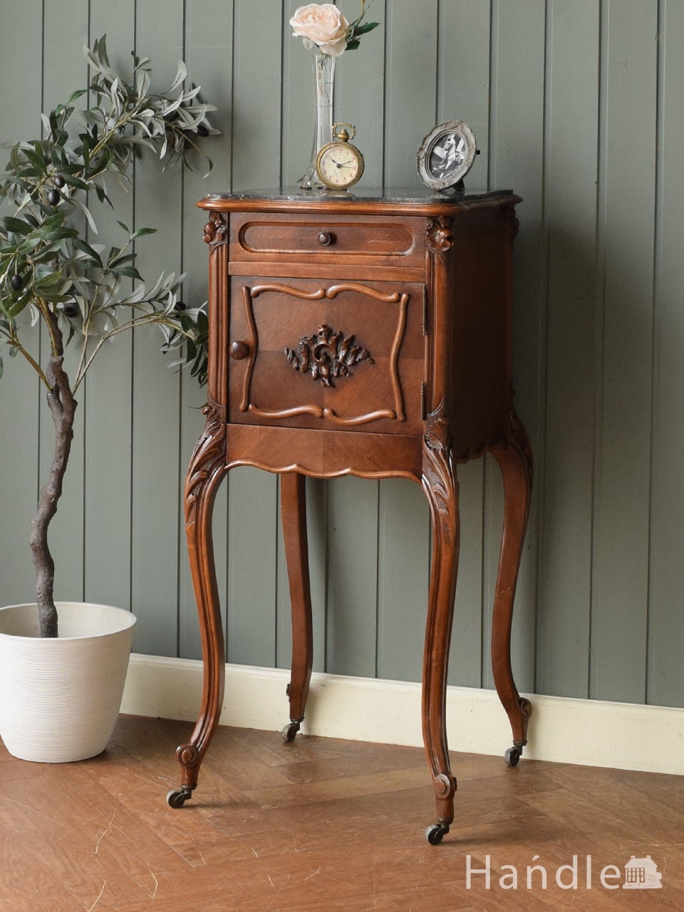 フランスから届いた美しい猫足のアンティークキャビネット、天然大理石