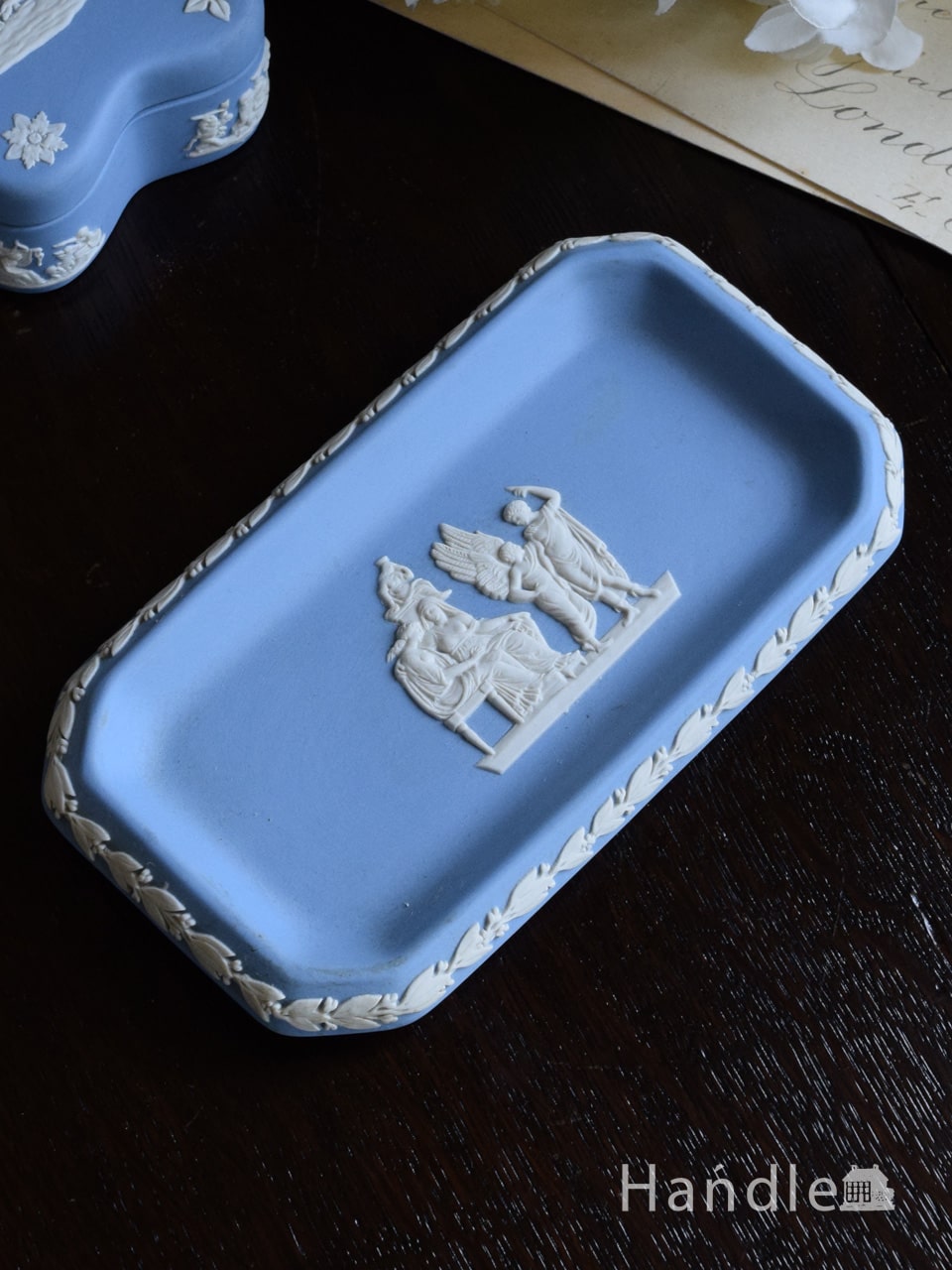 ウェッジウッド（Wedgwood）のトレイ、繊細なレリーフが浮かび上がる