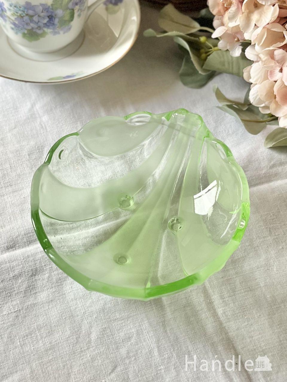 ダブルハンドルのおしゃれなアンティークグラス、プレスドグラスの