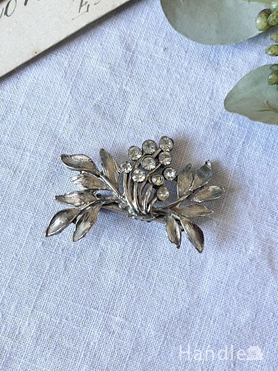 キラキラ輝くイギリスのビンテージアクセサリー、優雅に泳ぐ白鳥