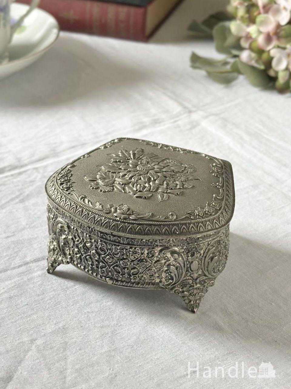 宝箱の形のアンティークの小物入れ、リーフ模様の浮き彫りが美しい