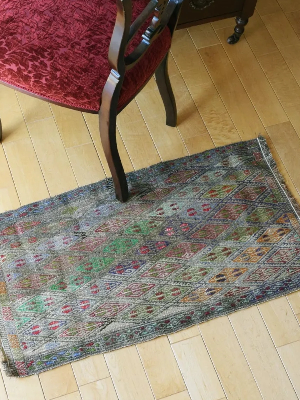 一点もののおしゃれなビンテージ絨毯、いろんな色がカラフルに混ざった