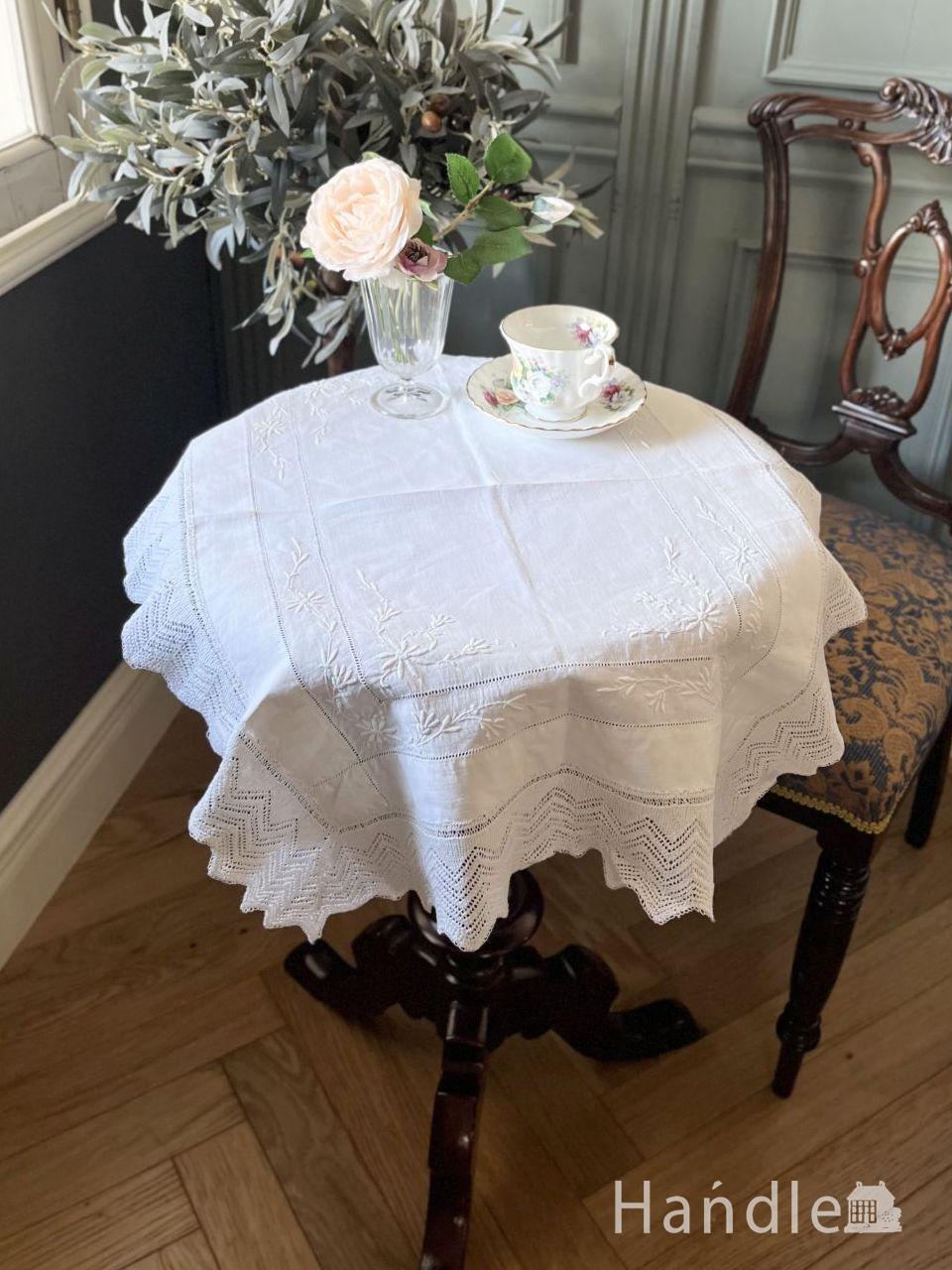 刺繍が可愛いフランスアンティーク、繊細なレースのスクエア型のクロス