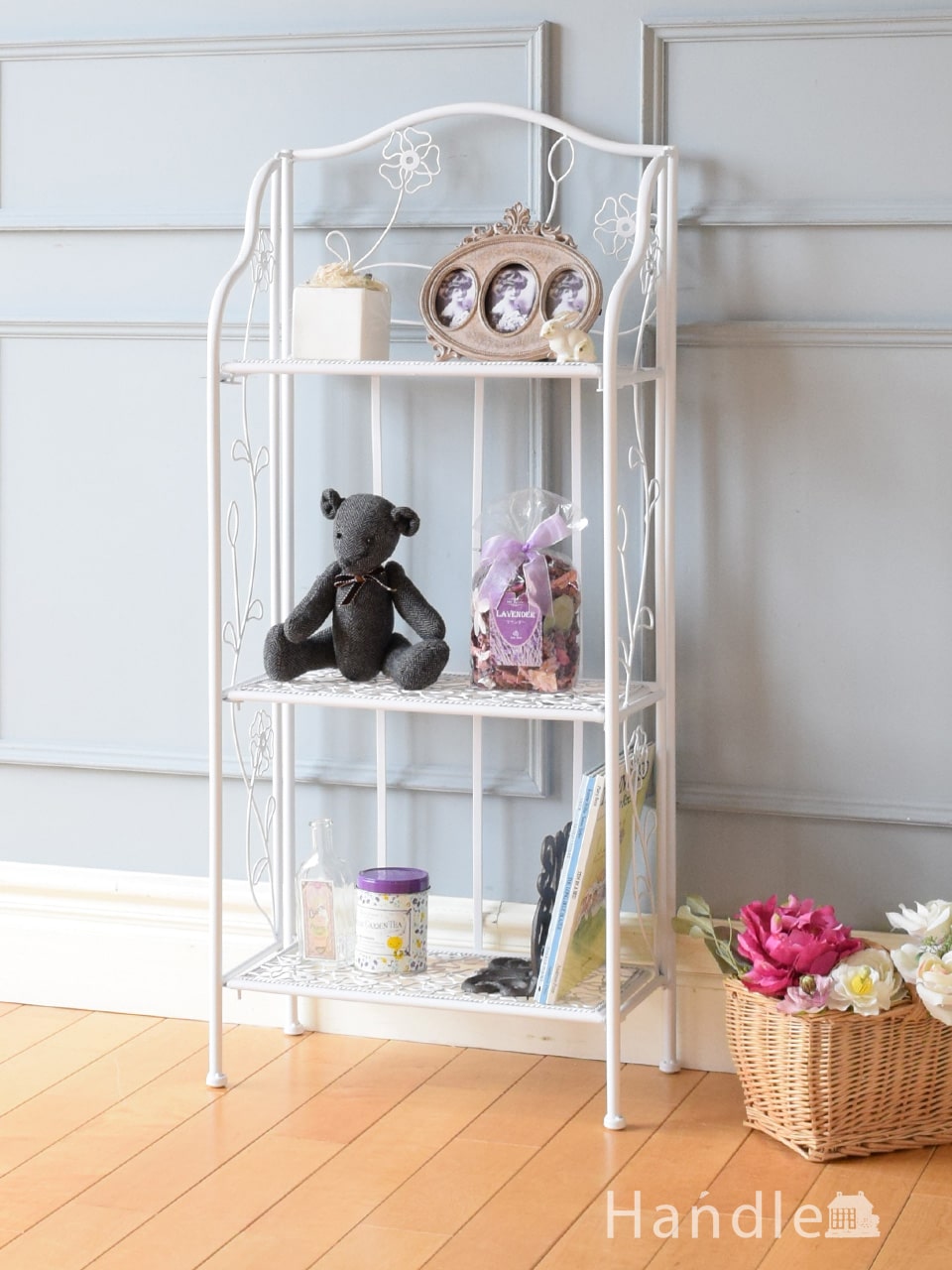 お花の模様が可愛いくデザインされた、おしゃれな折り畳み式の