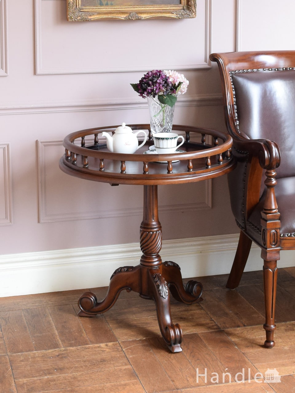 英国アンティーク調のサイドテーブル、天板の装飾がおしゃれなワイン