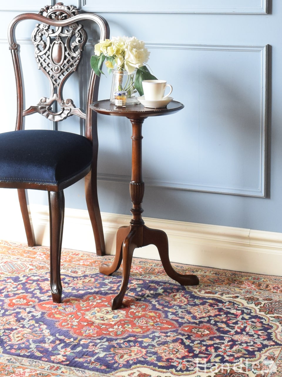 英国アンティークのテーブル、お花の彫刻が美しいコーヒーテーブル(q