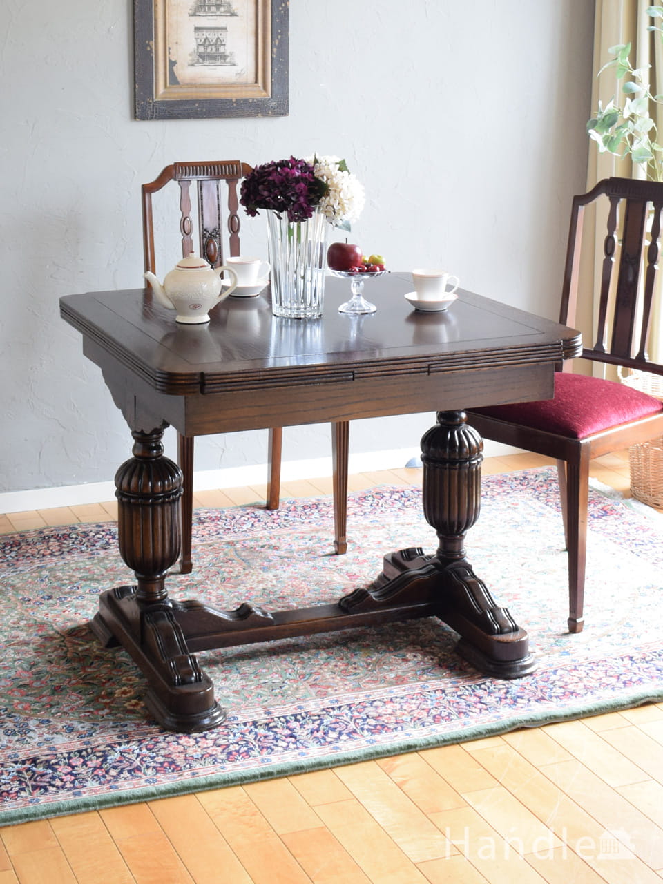 重厚感あるツイスト足がおしゃれなアンティークの伸長式テーブル、英国