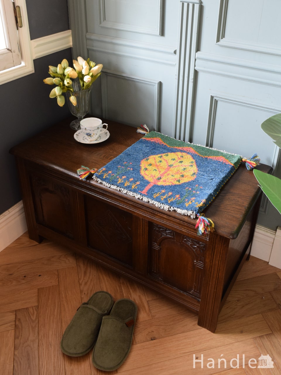 大きな木が中央に描かれたブルーのギャッベ、草木染がおしゃれな手織り