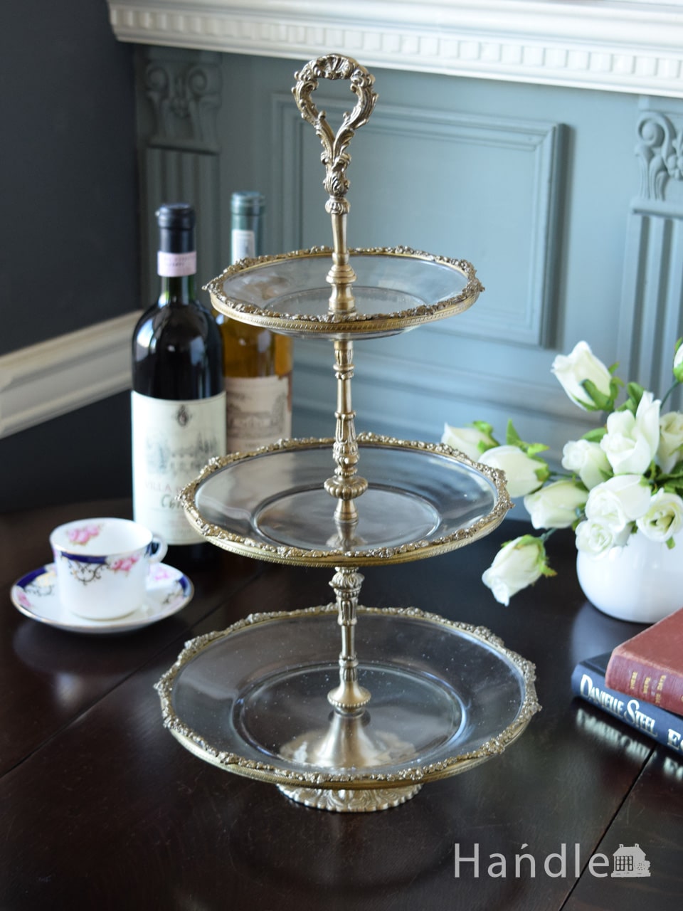 アンティーク調に仕上げたおしゃれな食器、ガラス✕真鍮の3段ケーキ