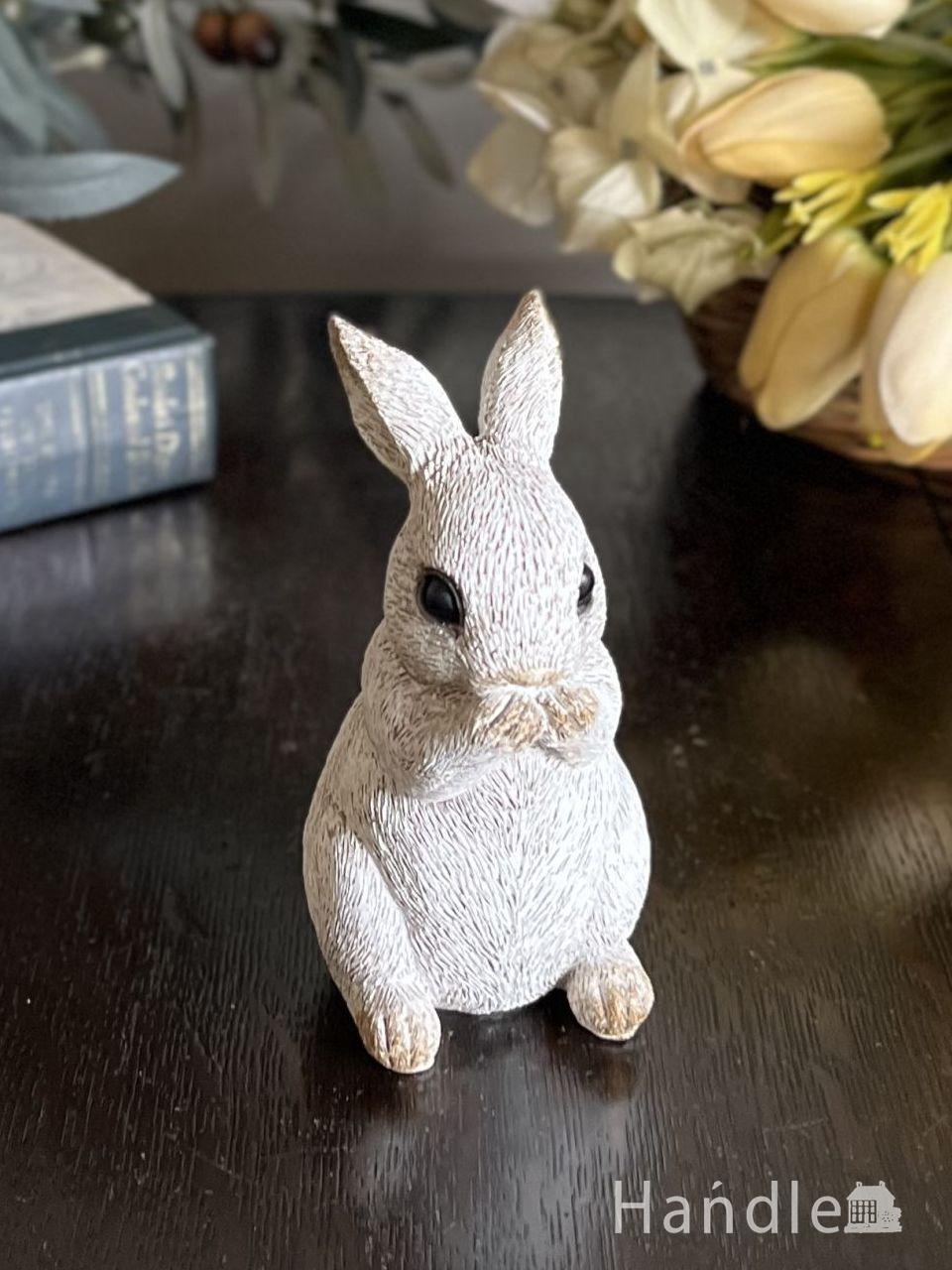 口を押えるしぐさが可愛い、ウサギのオブジェ（いわざる）(n22-234