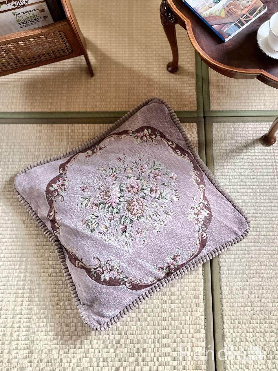 プチポワン調のおしゃれな座布団カバー、花柄の刺繍が華やかなカバー