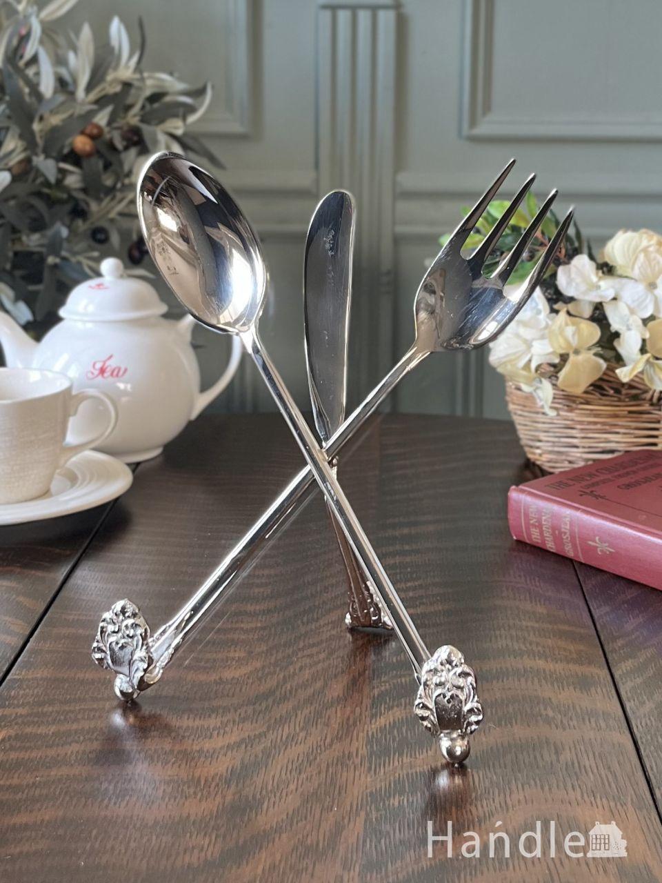 スプーンとフォークとナイフで支える、真鍮製のカトラリーブック