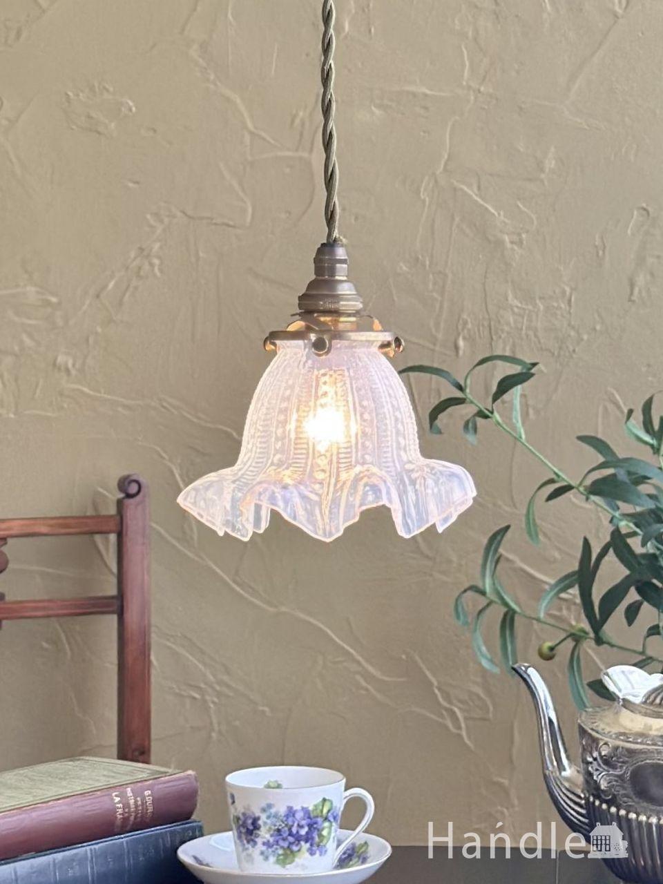 オパールセントガラスが美しいペンダントライト、イギリスから届いた
