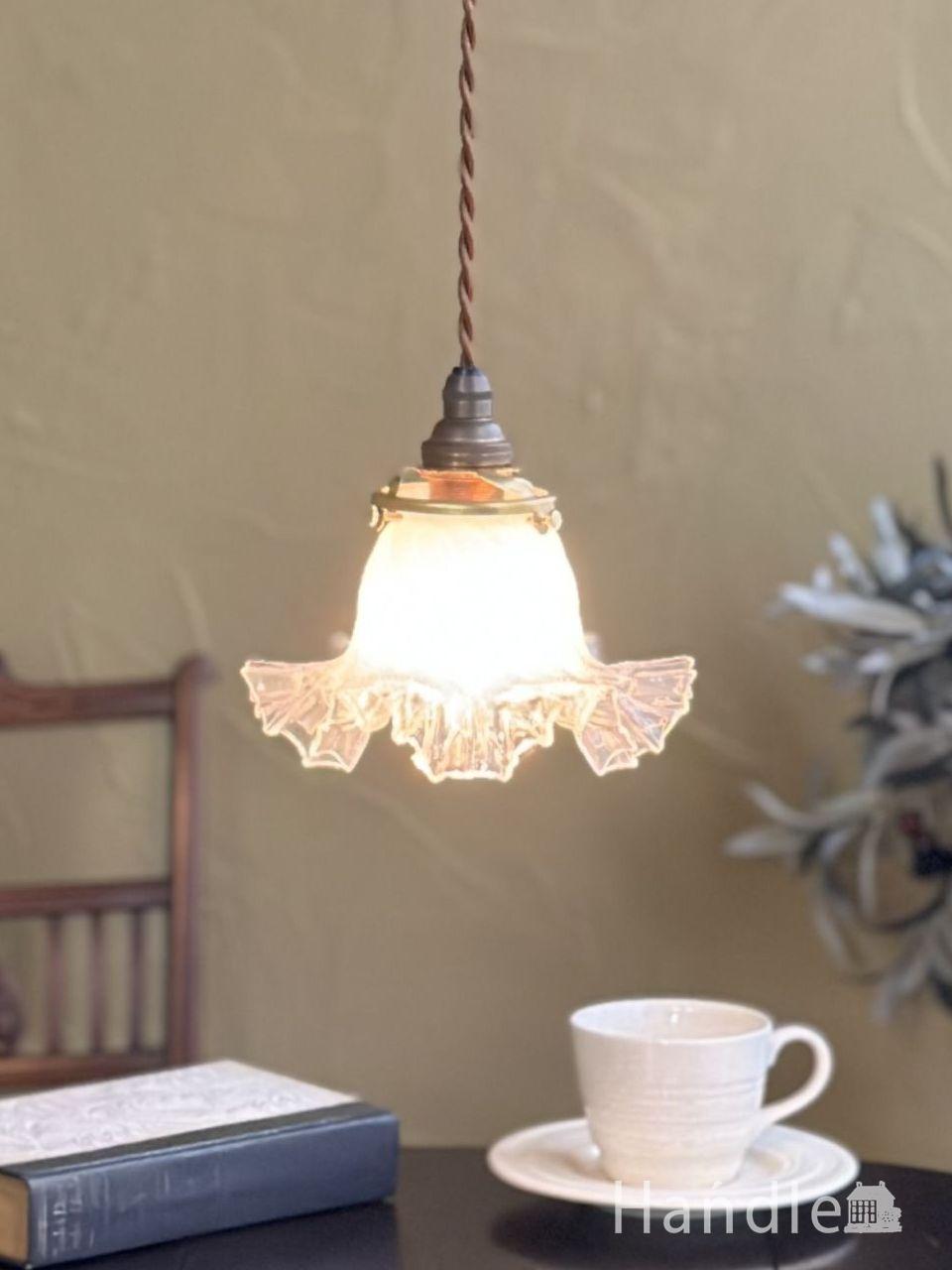 ミルクガラスのフリルシェード、フランスのアンティークペンダント