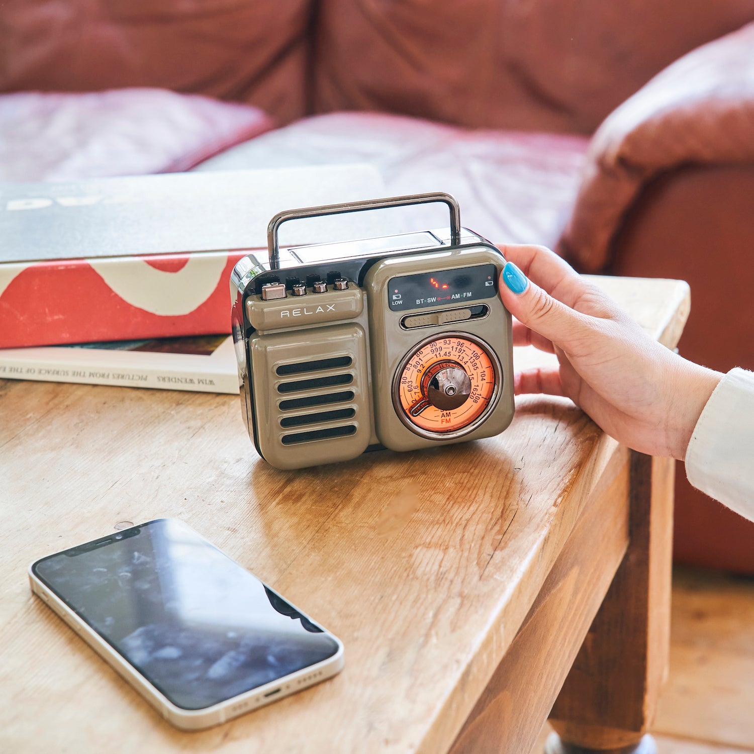 見た目レトロ、機能最新ラジオ – HATCH