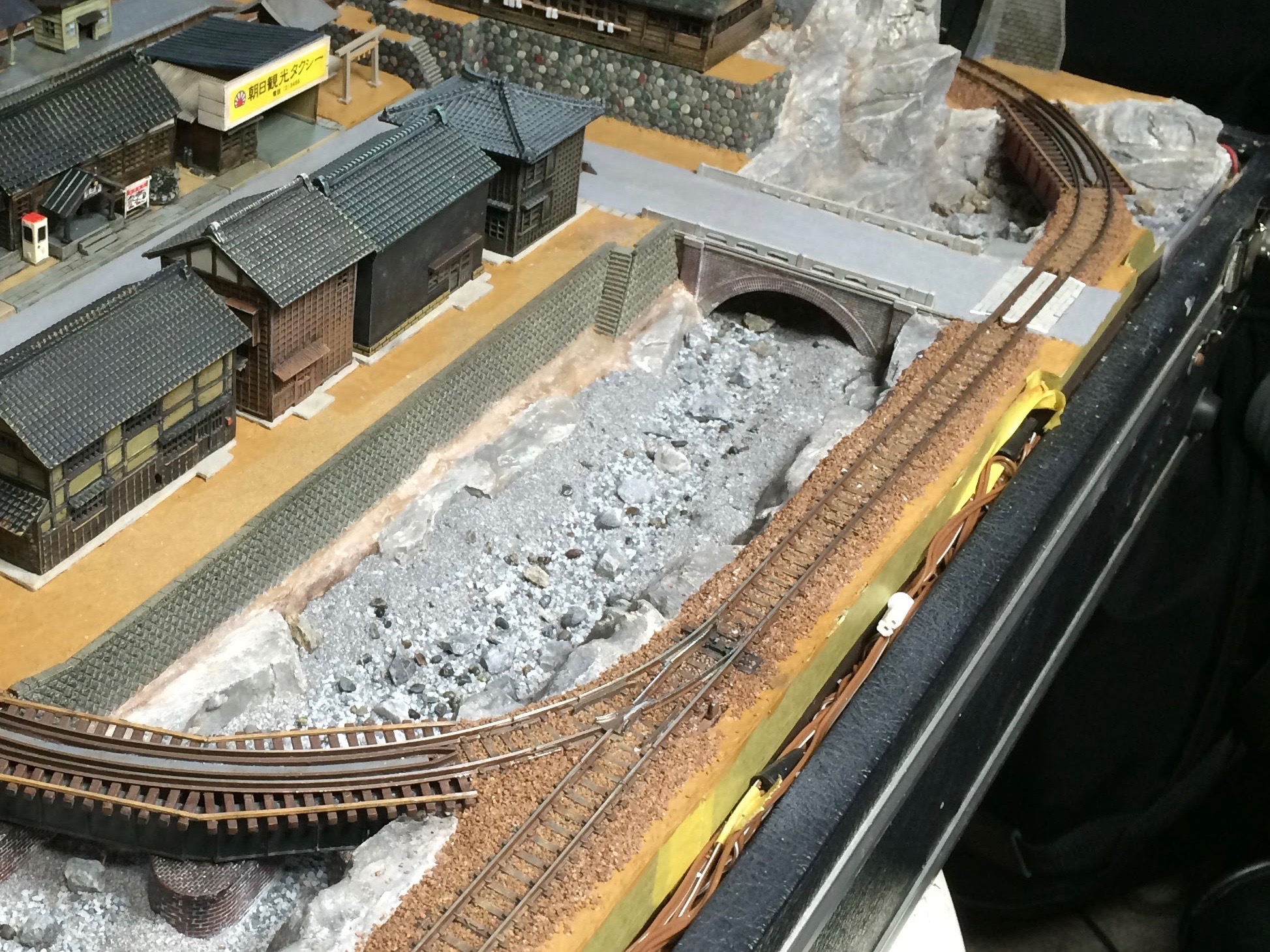 渓流の製作 – はやまさ鉄道