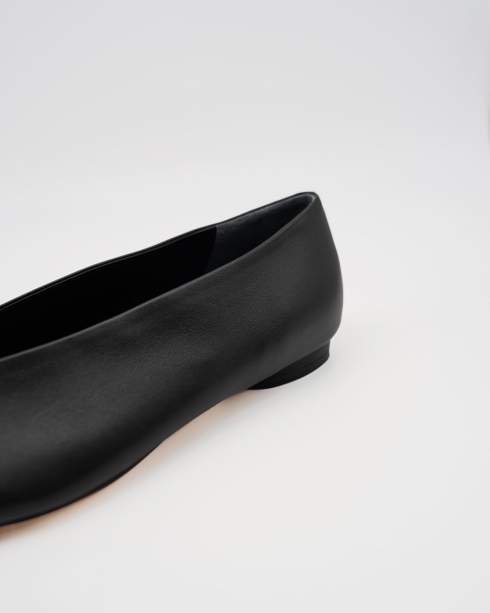 Eileen black メタル付きフラットパンプス ブラック - HENRI EN VARGO