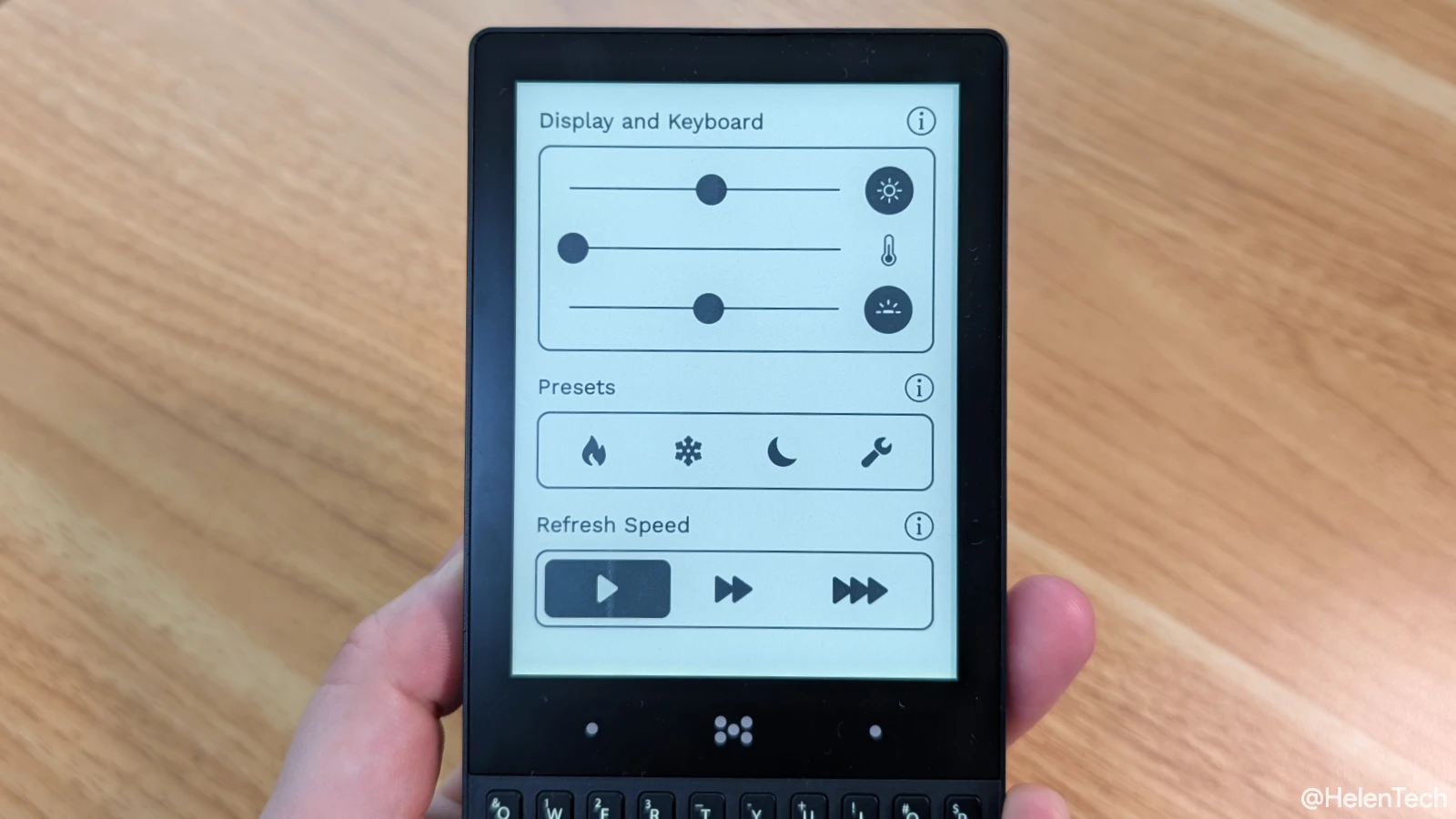 Minimal Phone (MP01) を実機レビュー。E-Ink と物理キーボードは良い