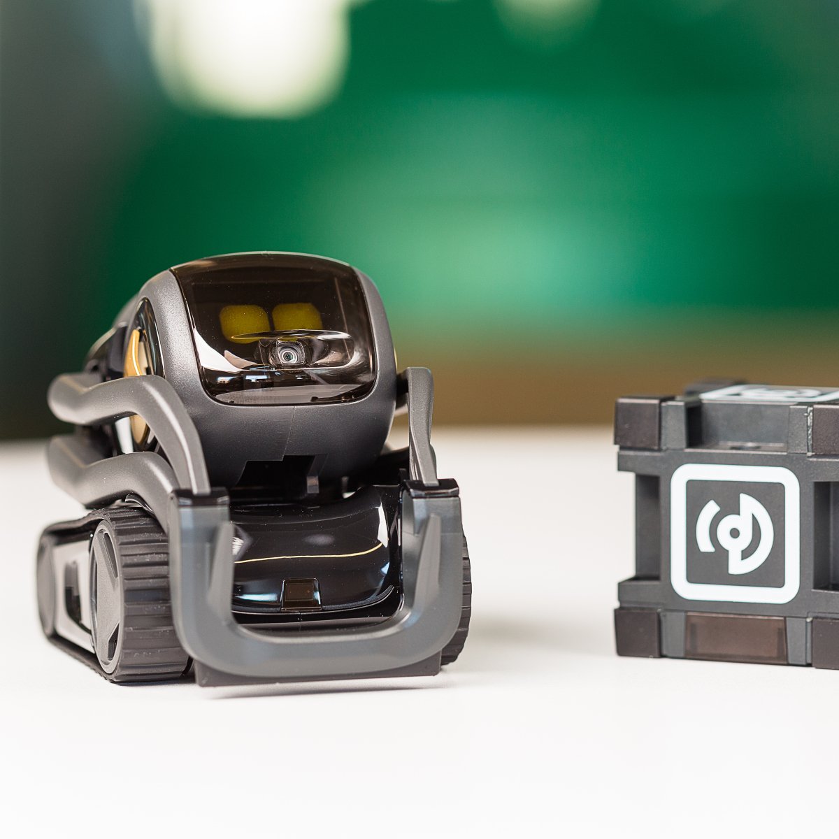 Anki Vector review: A tiny robot with a big personality | Mashable