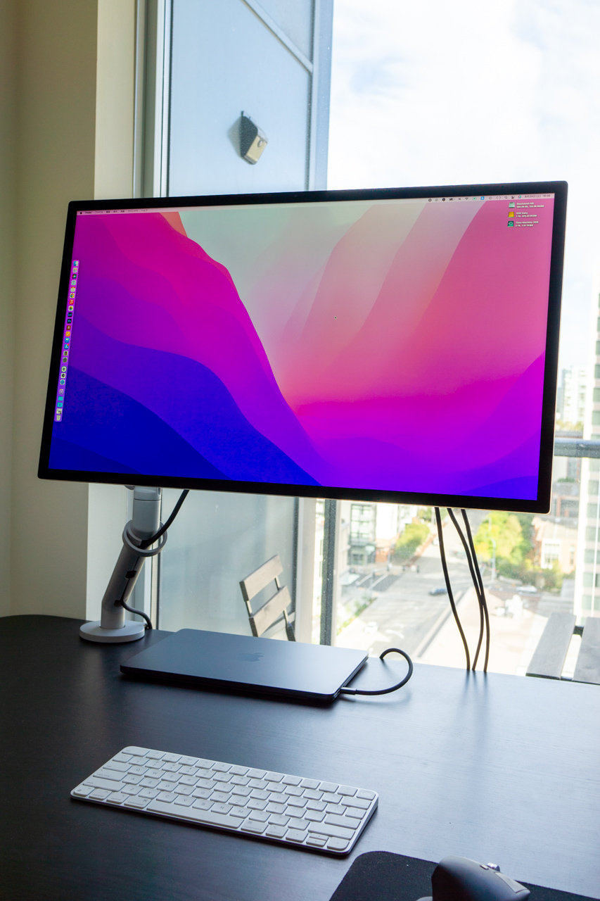 シンプルさを極めたデザイン – Studio Display × Flo Monitor Arm