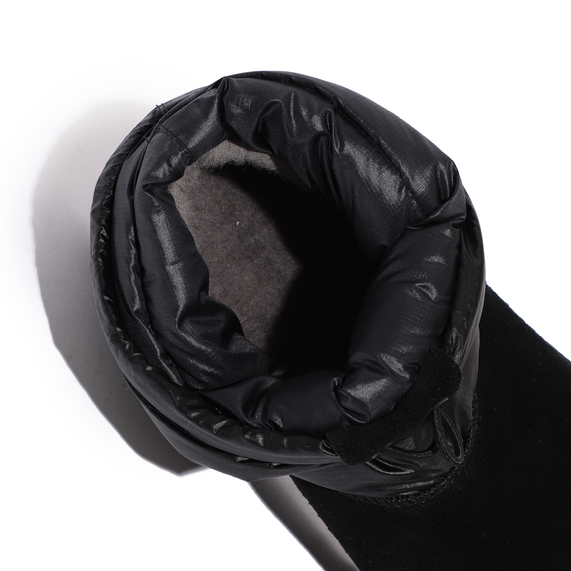 UGG® × Rocky Mountain Featherbed × BEAMS、トリプルコラボブーツが