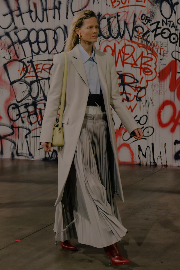 オフ-ホワイトから新定番「穴モチーフ」採用の新作バッグ発売