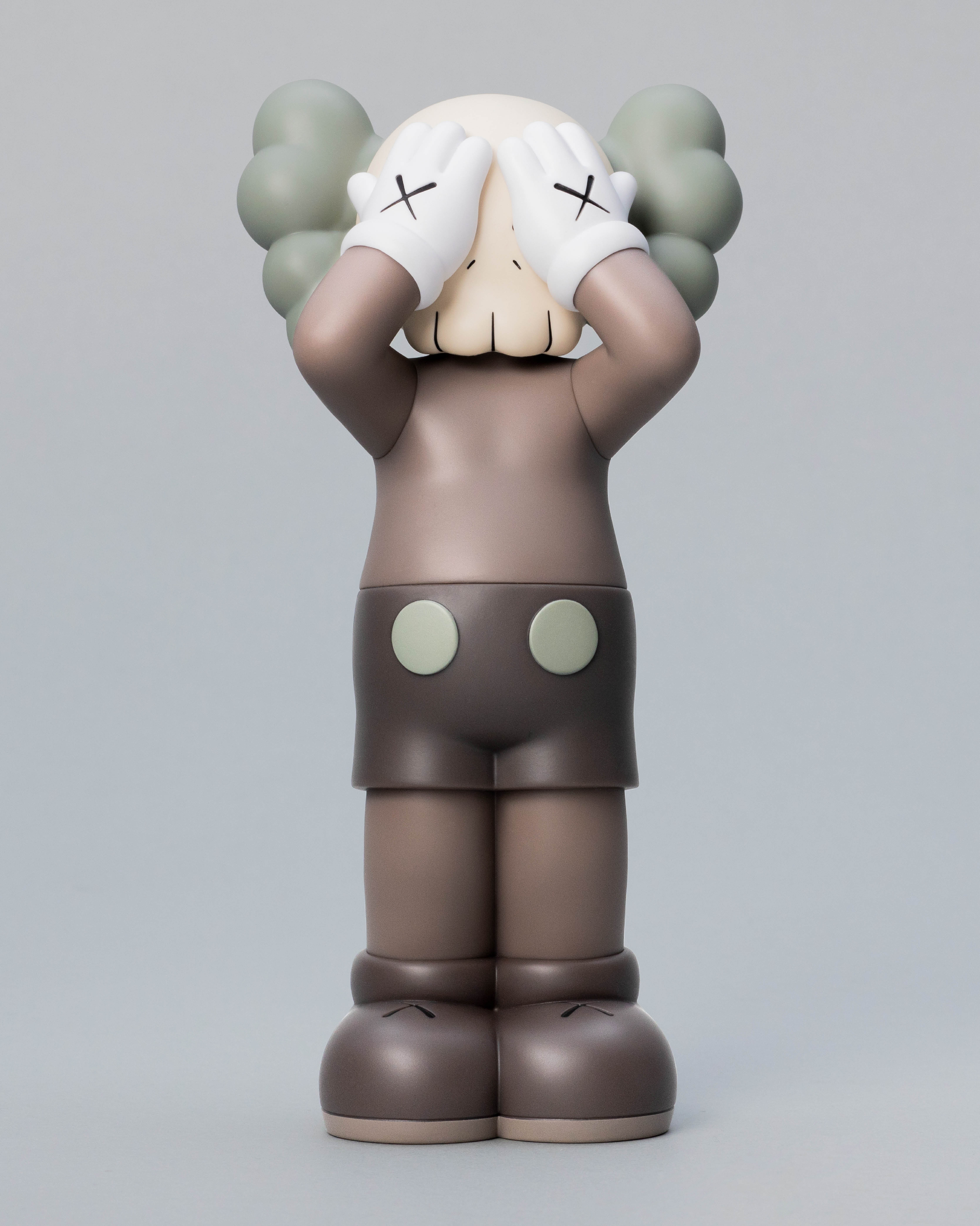 KAWS HOLIDAY 世界最大級の熱気球でワールドツアー KAWS記念アイテムも