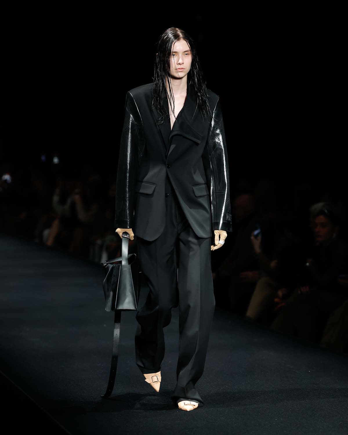 MM6 MAISON MARGIELA 2023年秋冬コレクション 先入観砕くルックが登場