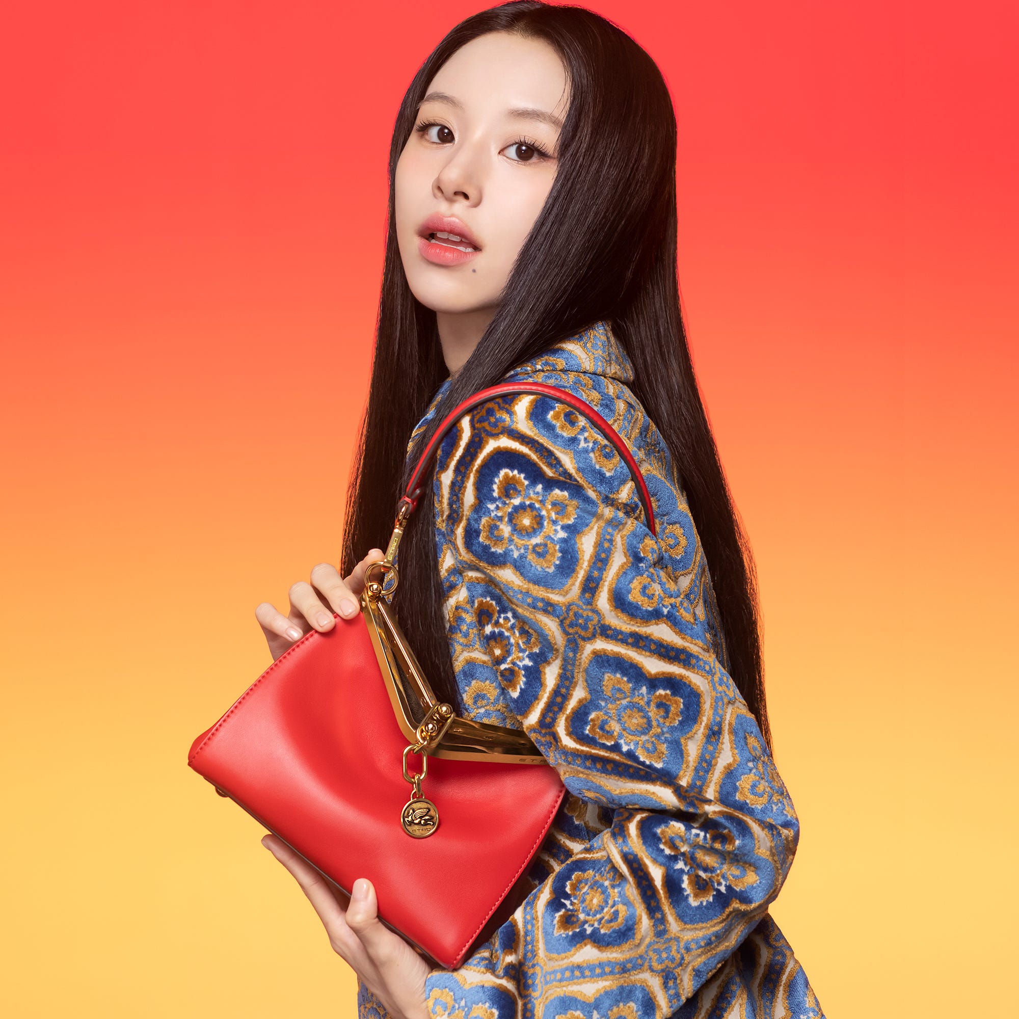 TWICEチェヨンの新ビジュアルが公開！「エトロ」が伊勢丹新宿店で