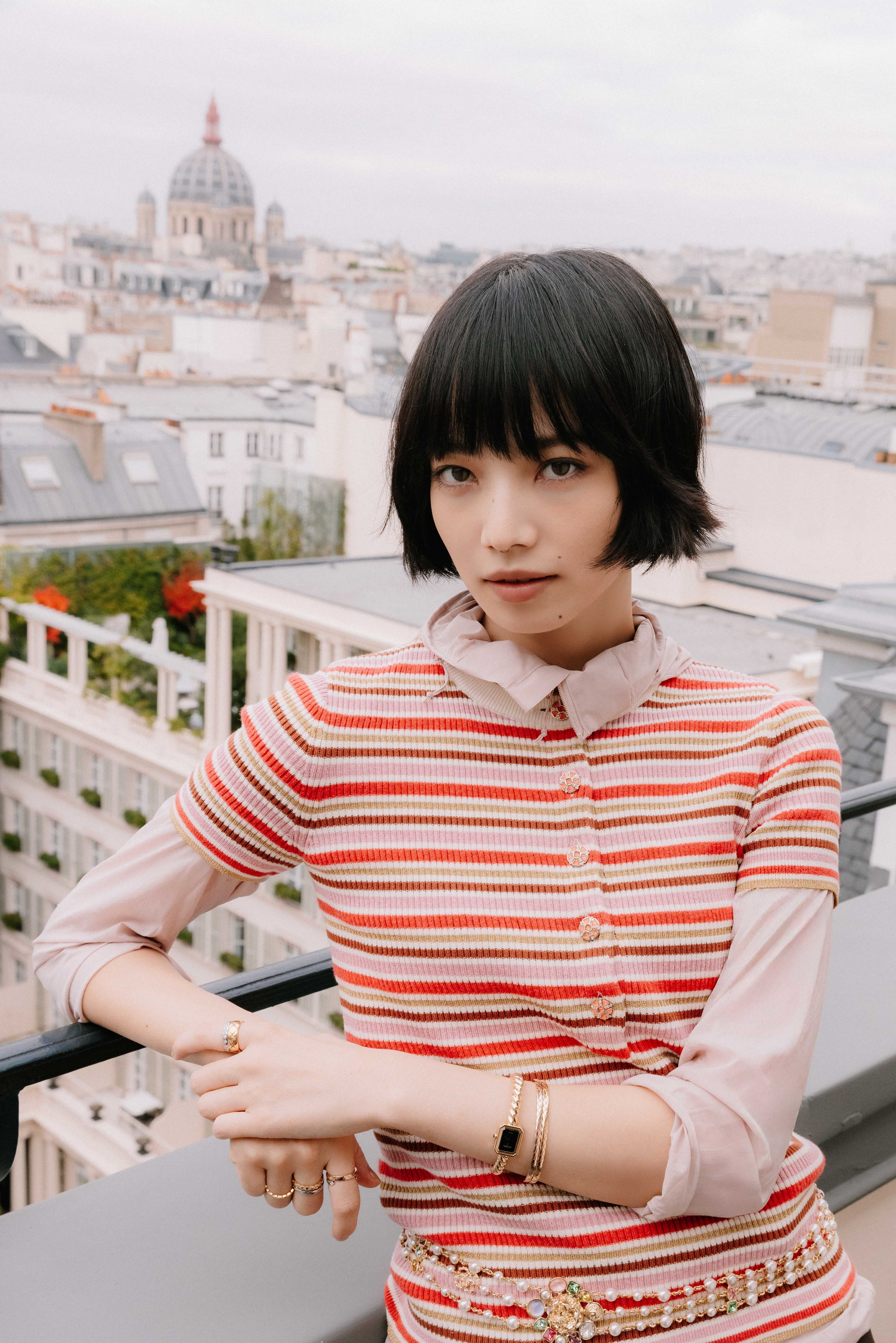 小松菜奈がパリでまとう「シャネル」の新作ジュエリーウォッチ