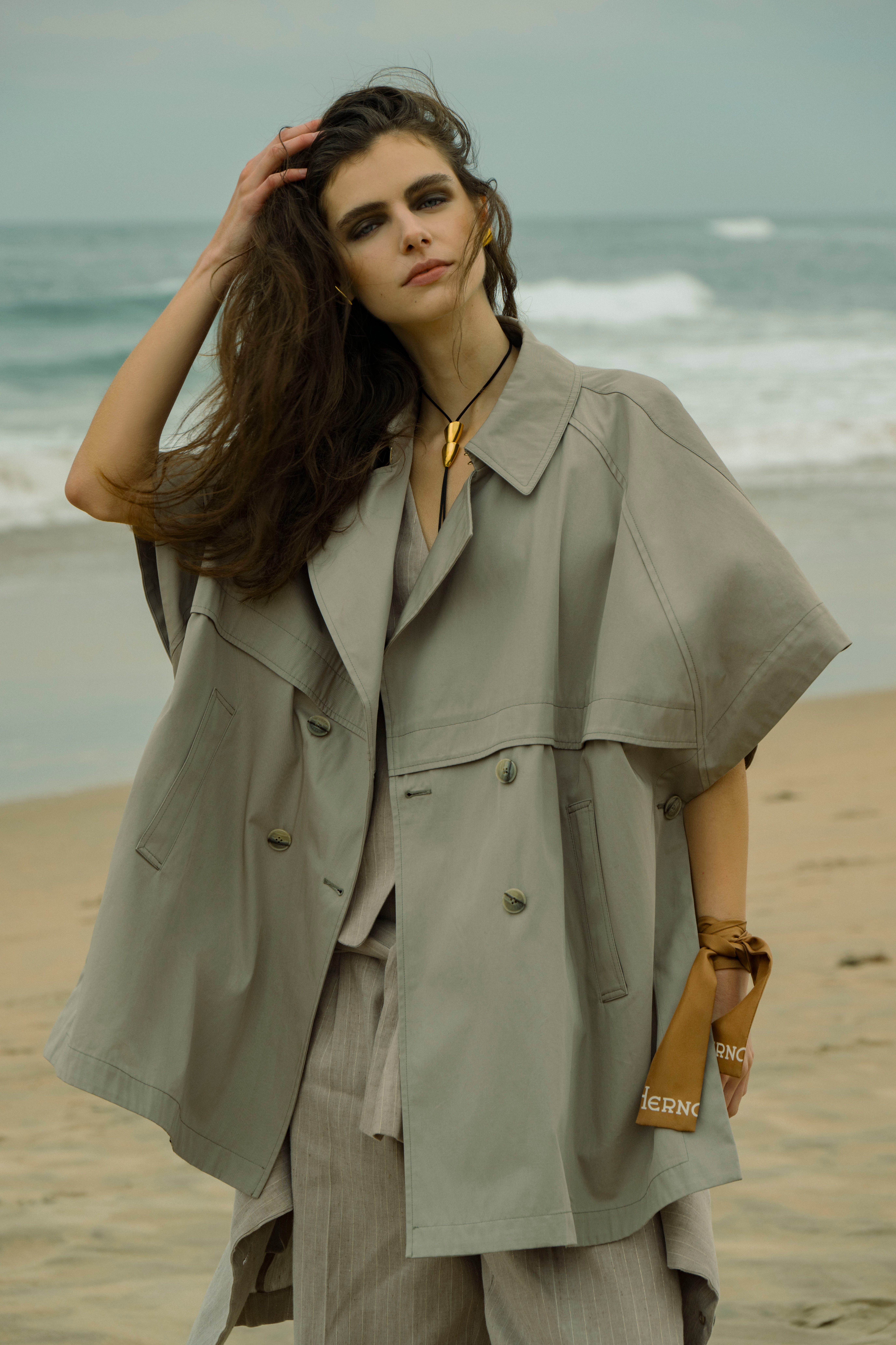 春を連れてくる「ヘルノ」のトレンチコート